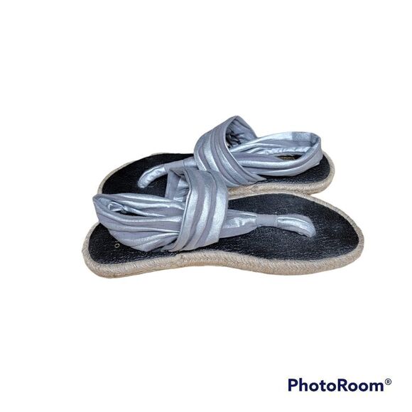 Nalha Fabric Flip Flops. Size 8. - Picture 5 of 10